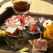 和食を心ゆくまで楽しんでいただけるよう、最後の仕上げまでこだわっています。『前菜の盛合せ』もそのうちのひとつ。季節の素材の組み合わせを、色鮮やかな盛り付けと共にご堪能ください。