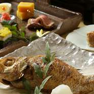 素材はすべて厳選しているのが、料理人としてのこだわりです。毎日仕入れた魚介を活きのよいうちに調理。新潟産の地酒と共に旬の旨みをお楽しみいただけます。