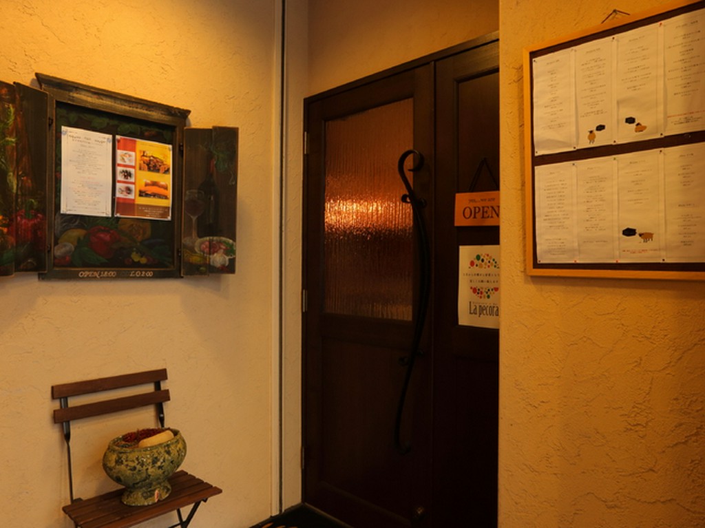 料理に合うように厳選されたグラスワインは月替わりで6種類