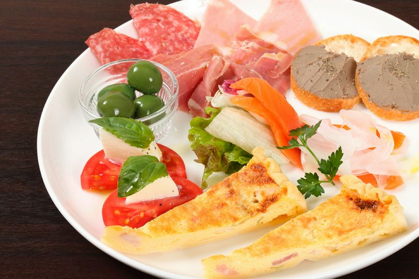 人気の本日のキッシュが含まれた、肉、野菜、魚全てが味わえる一皿『おまかせ前菜の盛合せ』　1人前／2人前