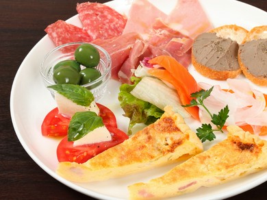 人気の本日のキッシュが含まれた、肉、野菜、魚全てが味わえる一皿『おまかせ前菜の盛合せ』　1人前／2人前