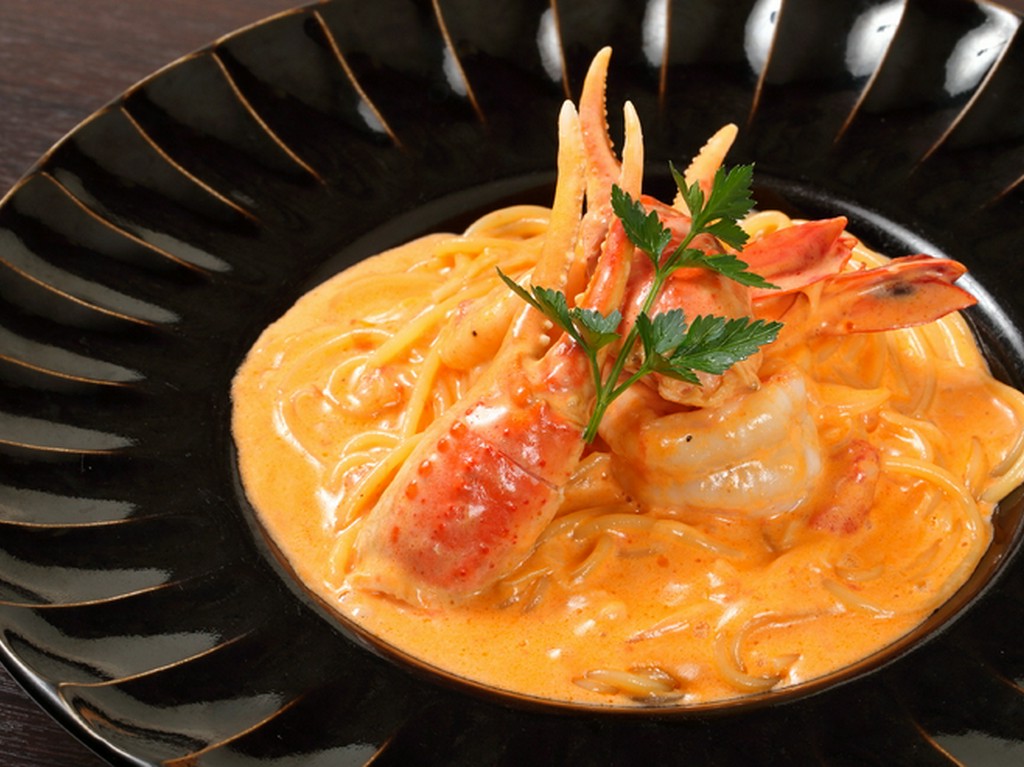 海老とズワイガニの爪が贅沢『エビとズワイガニのトマトクリームソース』