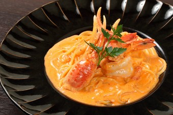 海老とズワイガニの爪が贅沢『エビとズワイガニのトマトクリームソース』