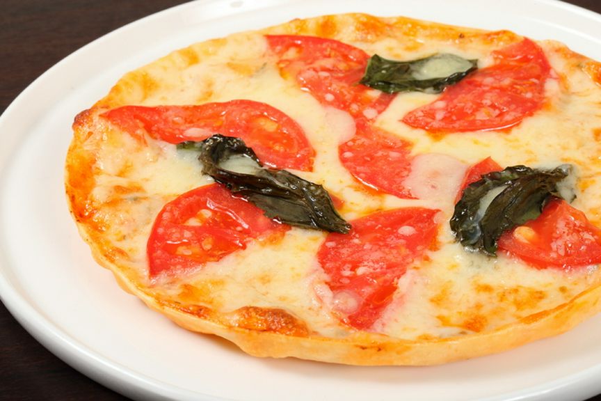 薄焼きのパリッとした生地が魅力『マルゲリータ』 (トマト・バジル・モツァレラチーズ) S/M