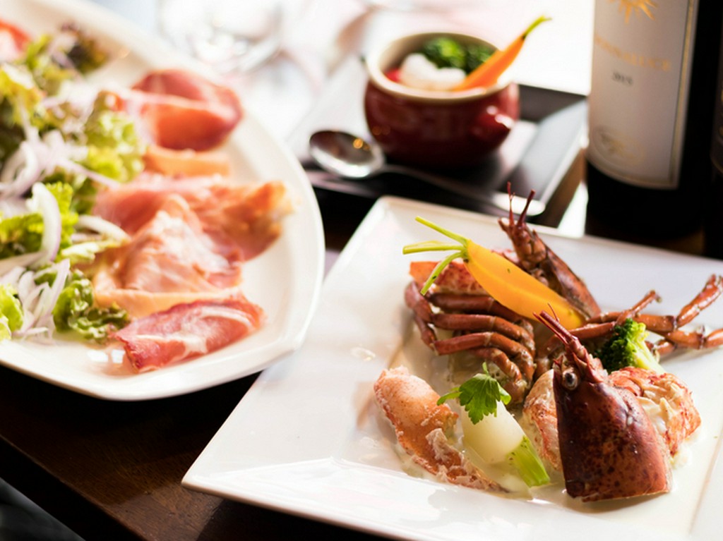 上質なオマールエビや生ハムをワインと一緒に味わえるお店。