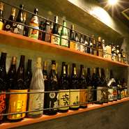 驚くほどのボトルの数を誇る焼酎や日本酒。壁一面に並べられたラベルを見ながら、今日のお供を選びませんか。グラスはもちろん、ボトルオーダーも可能。仲間同士リーズナブルに楽しめます。
