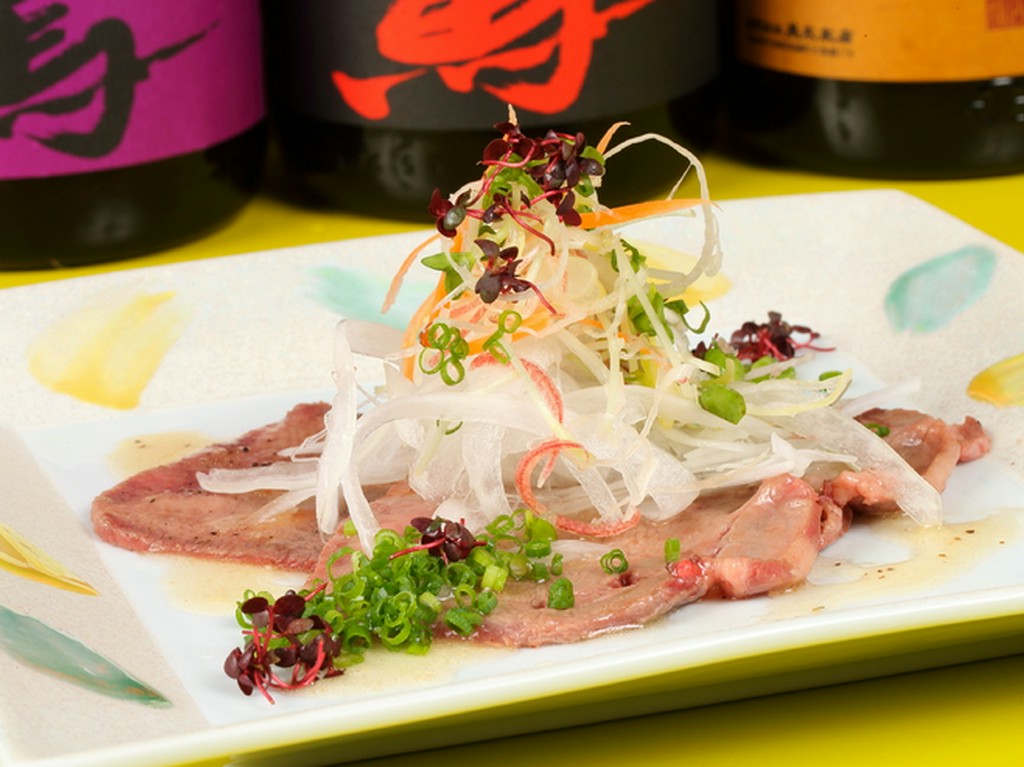 薬味をたくさん巻いてさっぱりと味わう『牛タン炙り』