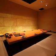 接待や会食などでも利用いただける個室。数多くそろえているこだわりのお酒と料理長自慢の料理で大切な人をおもてなし。スタッフ一同心を込めておもてなしの接客を誠心誠意努めさせていただきます。