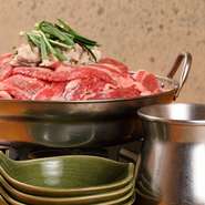 専用鍋にこんもりと盛り上がった牛肉は、すべて和牛というこだわり。敷き詰められた牛肉の中には白ネギや野菜あり、下ゆで済みのホルモンも入っています。お肉もお野菜もたっぷりの牛肉鍋を楽しみましょう。