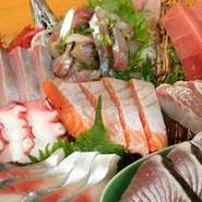 大・中・小の3サイズをご用意しております！
今日の鮮魚で刺身盛り大（3～4人前用）4378円
今日の鮮魚で刺身盛り中（2～3人前用）3135円
今日の鮮魚で刺身盛り小（1～2人前用）1958円