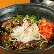 秘伝のタレをたっぷりつけて炭で焼く和牛は、飛び切りの美味しさ！姉妹店が焼き肉屋さんの【姉妹店京昌園本店】ならではのもの。タレの味のしみたご飯と共にお召し上がりください。