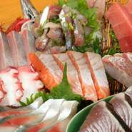 いろいろなお魚屋さんや市場を回り、旬の美味しいのを調べぬいて購入する『極上のお刺身』。鮮度には自信があり、主に地元の静岡産のお魚を買い付けています。これからもこだわり続けますので、お楽しみを。