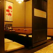 スタイリッシュな個室で、非日常的な時間を演出します。
ゆっくりとお寛ぎ下さい。