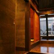 デートのご利用にも最適です。
清潔感があり、ゆっくりできる居心地満点の個室でお時間を忘れてお寛ぎ下さいませ。