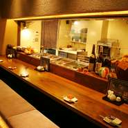 カウンター前には焼き台スペースがあり、目の前で調理しているところが見られます。
ドリンクも本格焼酎、本格日本酒はもちろん、種類が豊富なカクテルなど
落ち着いた雰囲気でお楽しみください！