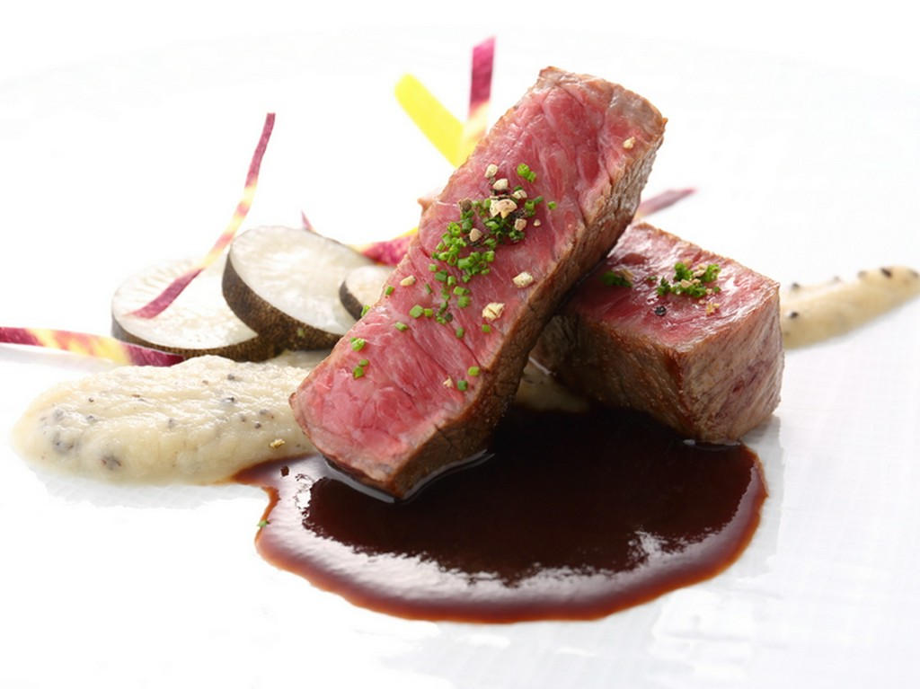 厳選素材を使った『ランプ肉の低温ロースト　赤ワインソース』