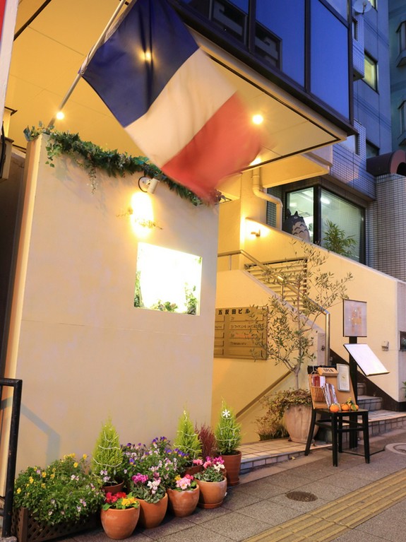 高輪台駅より徒歩4分。桜田通り沿いにある隠れ家的レストラン