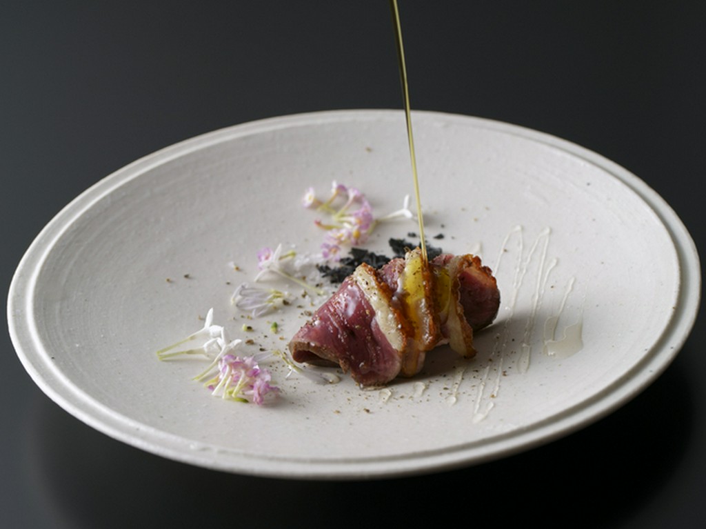 季節の日本素材を中心にヨーロッパと日本の技法を融合した料理です。

