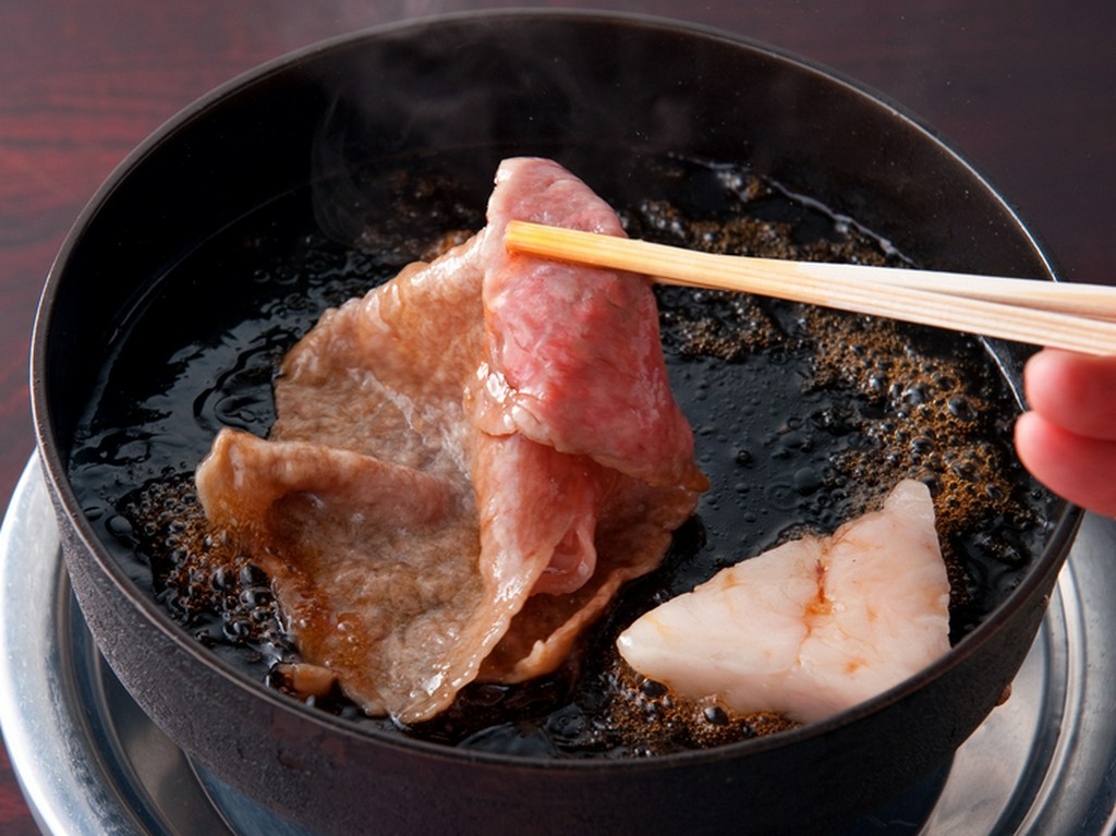 直営店こだわりの肉を厳選。卵は黄身が濃厚な2L サイズ