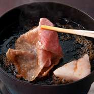 肉屋直営店だけに肉質にはこだわり、鮮やかなピンク色のサーロインを厳選。野菜や卵は板前が問屋から仕入れます。卵は黄身が大きい2Ｌサイズで、濃厚な味わいのものを。春菊は葉の部分だけを使用しています。