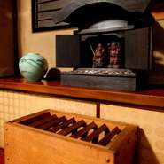 メニューを置いていない店内は、接待に最適です。仲居が調理工程をすべて担当するので、食事中に会話が止まる心配もありません。5代目店主の計らいで「仕事がうまくいくように」と各部屋には“福の神”の置き物も。