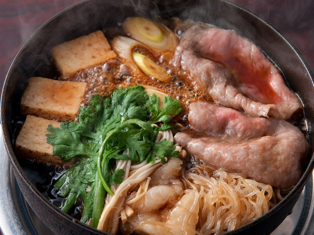 最初の肉から〆の『おじや』まで仲居さんが付きっきりで調理