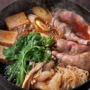 専属の仲居さんが付きっきりですき焼きを調理します。1枚目の肉から〆の『おじや』まで丁寧に、最高の美味しさを余さず提供してくれます。最初は割り下を濃いめにし、徐々に薄めていくことで絶妙な味を保ちます。