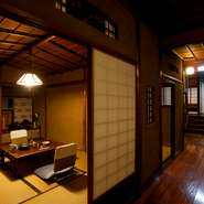 全6部屋とも、落ち着いた時間を過ごすことができる座敷の個室。玄関や各部屋に漂う日本らしさ、老舗の雰囲気は海外客からも喜ばれています。先代は“モダン和風”、5代目店主は“純和風”を好んで店内の空間づくり。