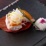 上には白髪ネギと柚子の千切りが飾られています。カブの酢漬けは、職人の細かい技術が光ります。