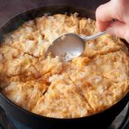 通常の雑炊よりも固く、キッシュのように切り分けます。すき焼きに使った溶き卵をかけて食べるのがお勧め。