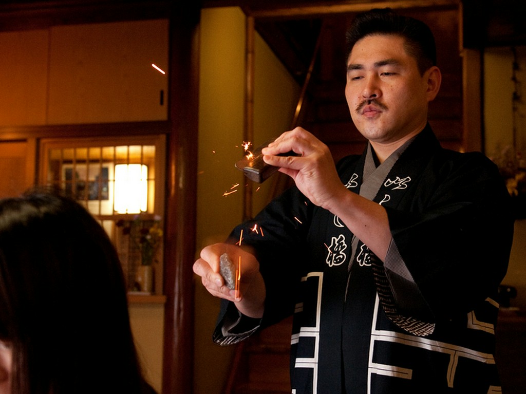 火打石で身を清める「切り火」で送り出し