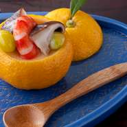 職人の技が光るお通しは基本的に肉を使用せず、旬の魚と野菜を調理。すき焼きから“引き算”された味付け。