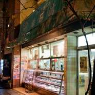 酒の持ち込みが可能で、すき焼きに合わせたい銘柄がある人に好評。1階肉屋の冷蔵庫で冷やしてくれます。