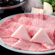 肉屋直営店として肉質には自信があります。銘柄に甘んじず、味で勝負。良質な肉は脂の融点が低く、室温で脂が溶けてしまいます。必ず直前まで冷やして赤と白のコントラストを保ってお客さんに出すようにしています。