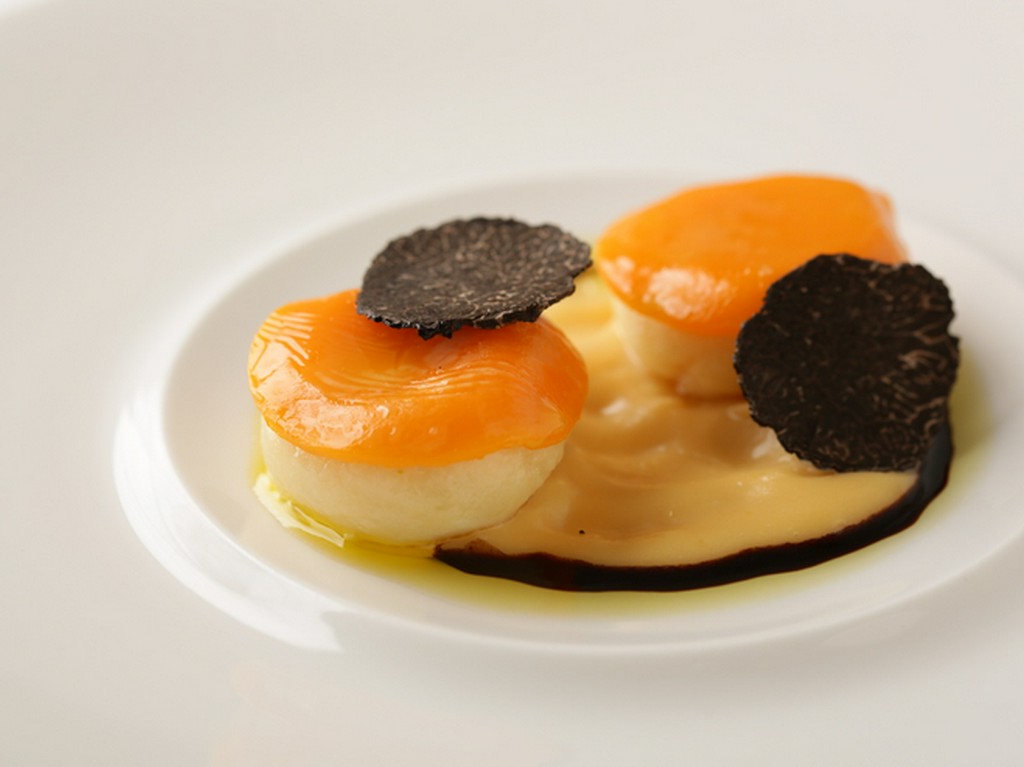 『越冬男爵いものニョッキと卵黄　バルサミコと黒トリュフ』