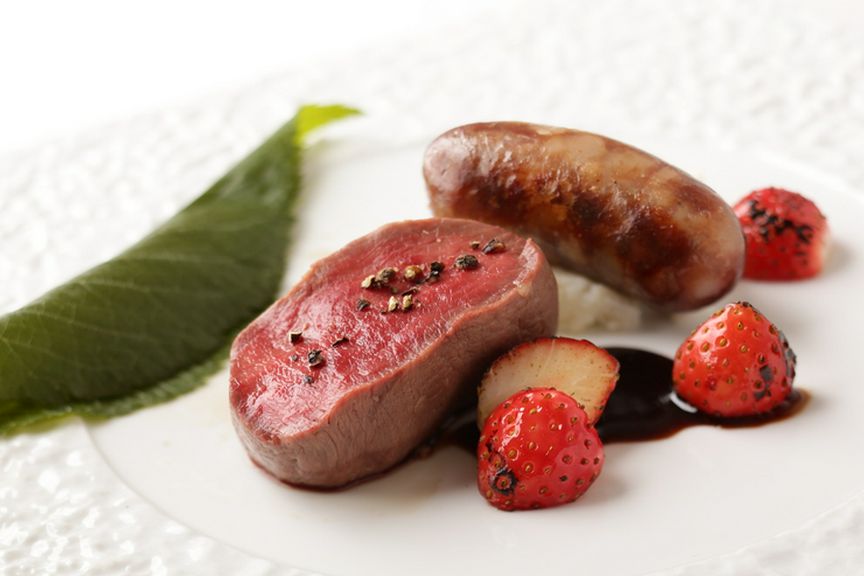 桜の葉の香りがする『馬肉ヒレ肉とそのサルシッチャ 苺と桜』