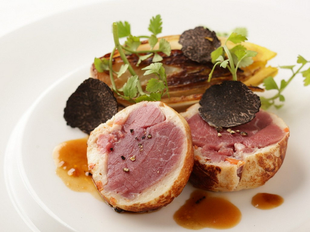 見た目もお腹も大満足『仔羊鞍下肉と地鶏ムースのロトリーノ』