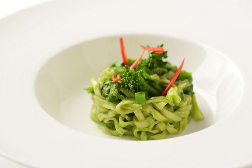 『菜の花のピュレで和えた セモリナ粉のキタッラと生唐辛子』