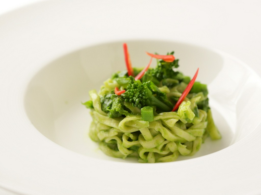 『菜の花のピュレで和えた　セモリナ粉のキタッラと生唐辛子』