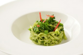 『菜の花のピュレで和えた　セモリナ粉のキタッラと生唐辛子』