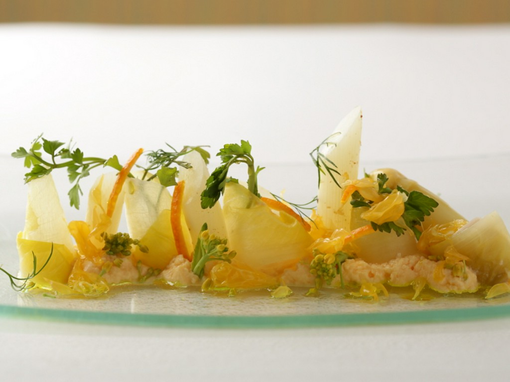 春らしい『ホワイトアスパラ・蛤・はっさく・バジリコ』の前菜