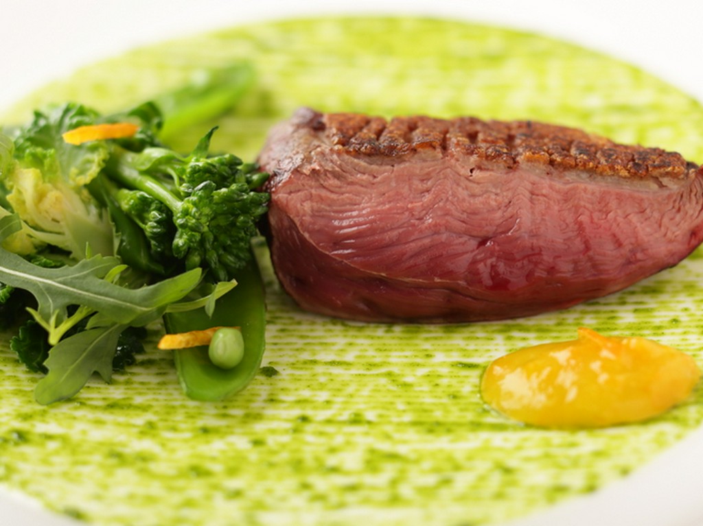 ジューシーな『仏シャラン産「ビュルゴー家」鴨胸肉のアロスト』