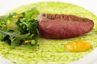 ジューシーな『仏シャラン産「ビュルゴー家」鴨胸肉のアロスト』