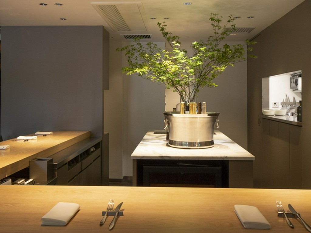 カップル向けの２人掛けテーブルは、記念日デートにおすすめ