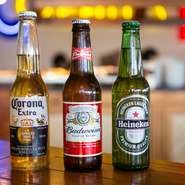 たまにはジャケットでビール選びをしてはいかかでしょう。
アメリカの西海岸をイメージした店内と、瓶ビールは雰囲気がぴったり。