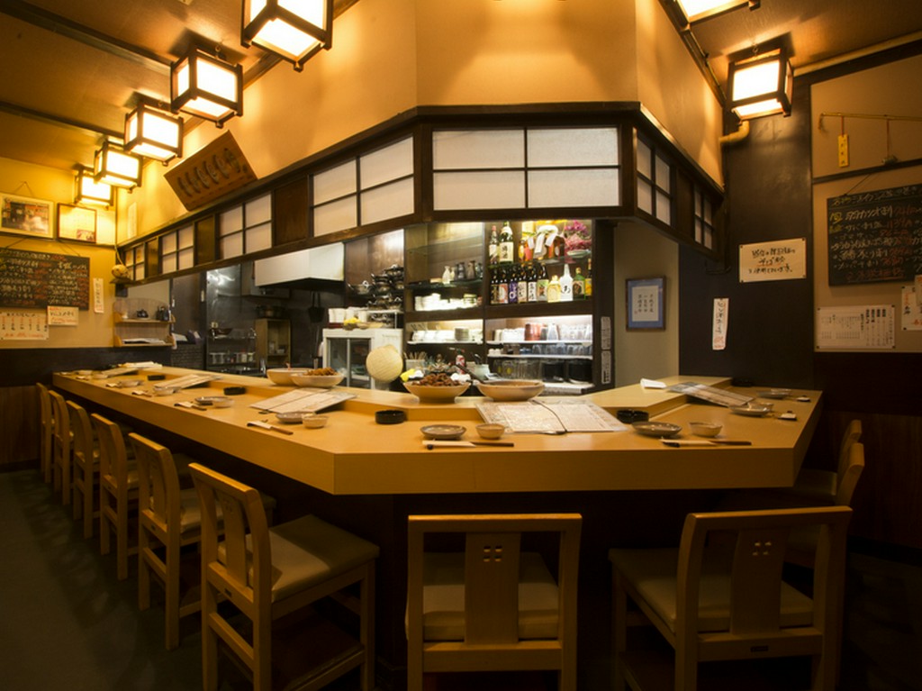 仕事帰りの一杯が一人でも気軽に過ごせる「カウンター席」