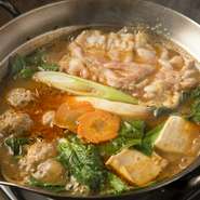 いずみ田名物『慶州鍋』は訪れたならぜひ食べていただきたい一品。オリジナル味噌に極薄豚バラ肉、ほうれん草の旨みがとけ込んだ門外不出のピリ辛鍋です。