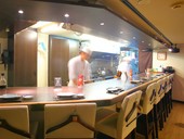 カウンター席で、店長と語らいながら仕事帰りの一杯を