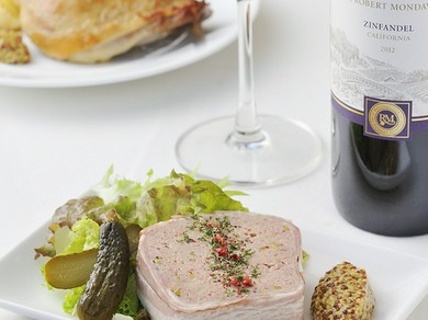 お料理に合う、多様なワインがそろっています