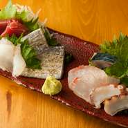 鎌倉に移転した今も、阿佐ヶ谷時代と基本的に同じ料理を提供していますが、「野菜と魚は全然違う」と店主。野菜は逗子の生産者直売所で朝採れを仕入れ、魚介は三浦半島の各漁港から、やはり毎朝届きます。